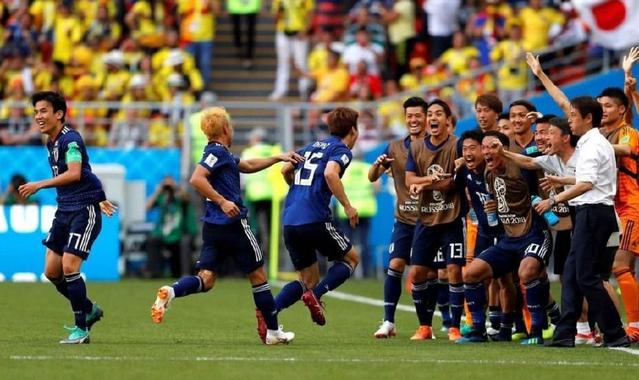 同时在幕后